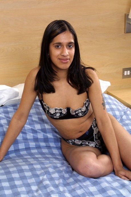 Indisk teenager leger med sine naturlige bryster efter at have befriet dem fra en bh