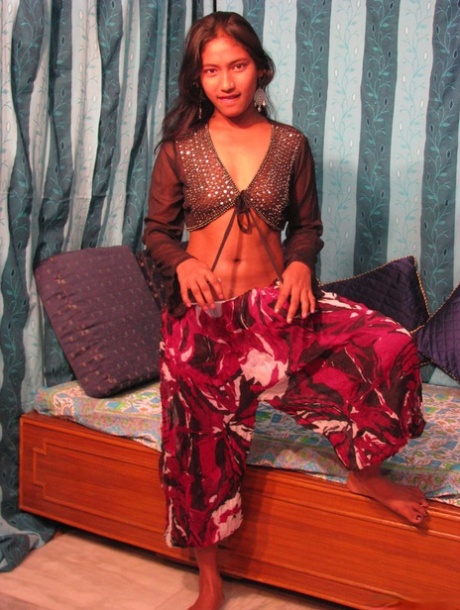 Indická teenagerka si hraje s vlasy a zároveň ukazuje prsa a kundičku příliš