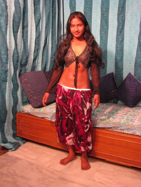 Une adolescente indienne dévoile ses seins fermes en se mettant totalement nue