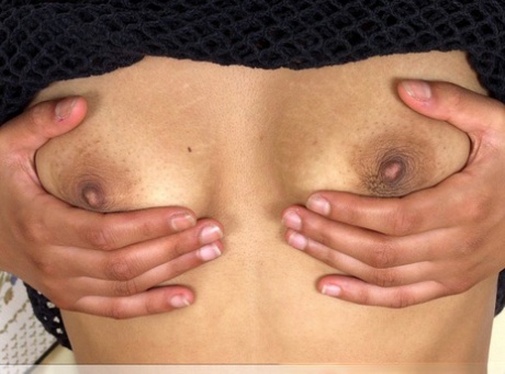 Adolescente indiana acaricia as suas pequenas mamas enquanto usa uma tanga preta