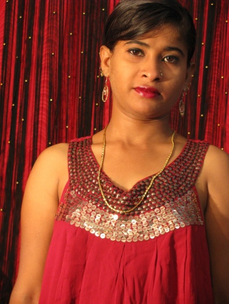 Indická MILF s krátkými vlasy ukazuje svou zející kundičku během sólové akce