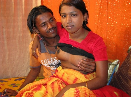 Una ragazza indiana finisce sopra durante un rapporto sessuale con il suo amante