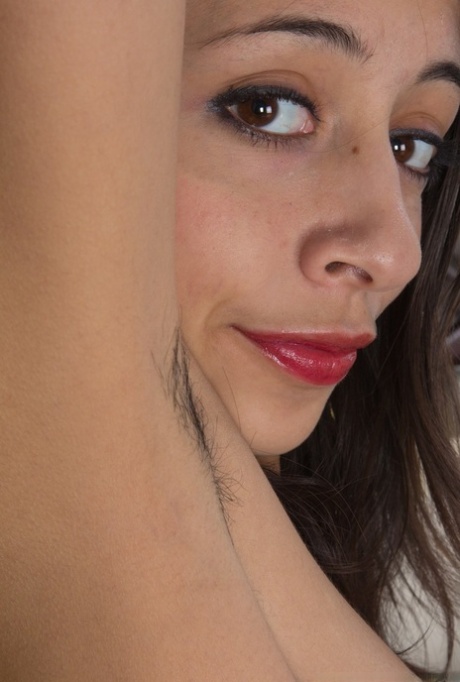 La giocosa cameriera francese Luna Monroe si infila un dildo nel suo castoro peloso al lavoro