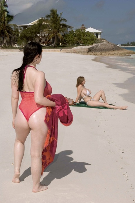 Lesbička s velkými prsy Christy Marks svádí prsatou ženu k sexu na pláži
