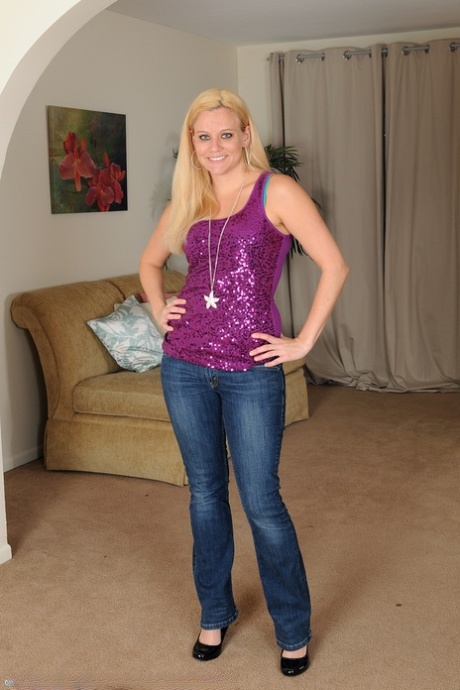 Hete blonde Lilly Swan pelt strakke jeans om haar kale bever van dichtbij te spreiden