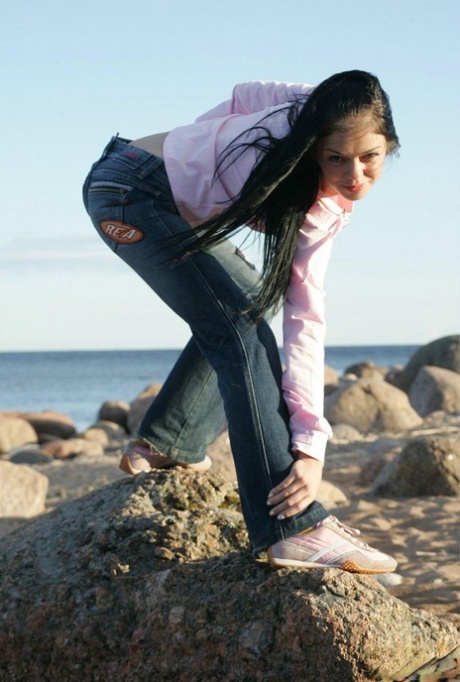 Teenageren Danni med den stramme krop poserer ved havet