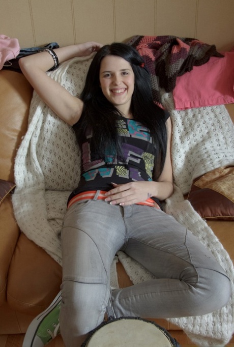 Młoda amatorka nosi białe skarpetki podczas seksu od cipki do ust na kanapie