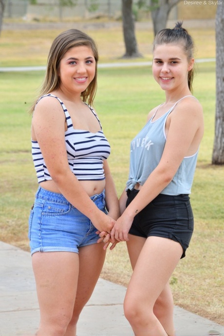 Młode amatorki Desiree i Skylar rozbierają się przed lesbijskim seksem na patio na dachu