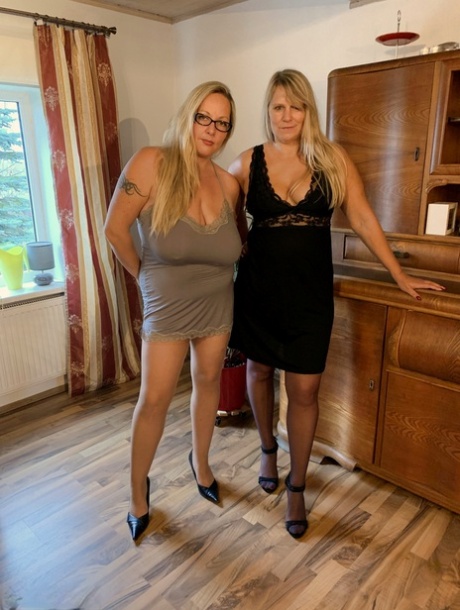 Amateur Frau Sweet Susi und eine Freundin zeigen ihre großen Schlauch bedeckt butts