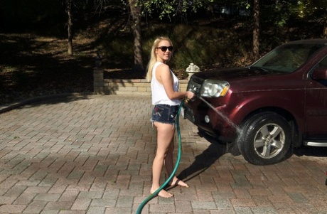 Blond amatorka Dixie Lynn zaciska i penetruje swoją cipkę podczas myjni samochodowej