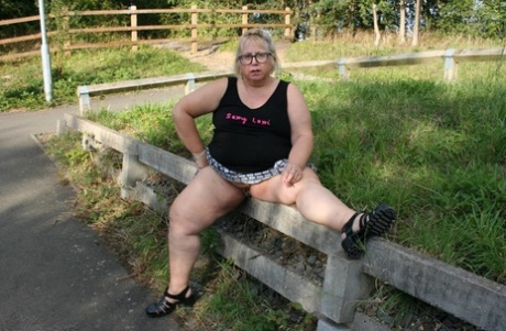 Den overvægtige britiske blondine Lexie Cummings viser sin hale buttplug i det fri