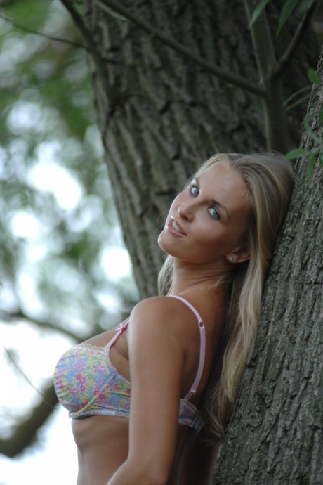 La blonde sexy Chikita enlève son soutien-gorge et sa culotte pour poser nue dans un arbre.