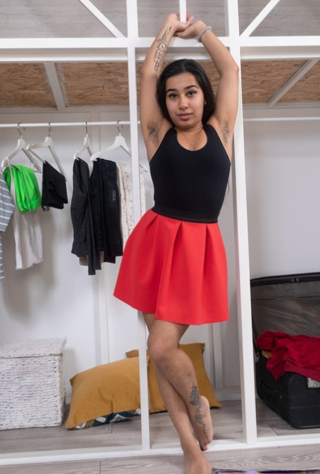 Den hårete amatøren Amira Roshane leker med kjønnshårene etter å ha kledd av seg.