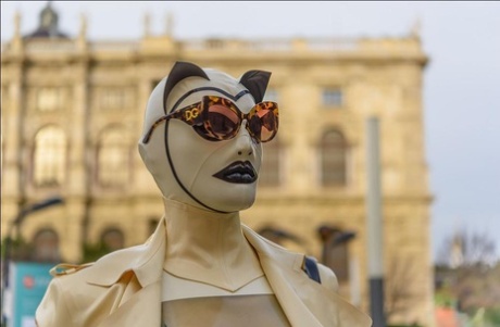 Fetisjmodellen flaneren door de straten van Wenen in latex kleding