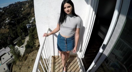Brunette tiener Violet Rain neemt een cumshot op haar sappige kont om POV seks af te sluiten