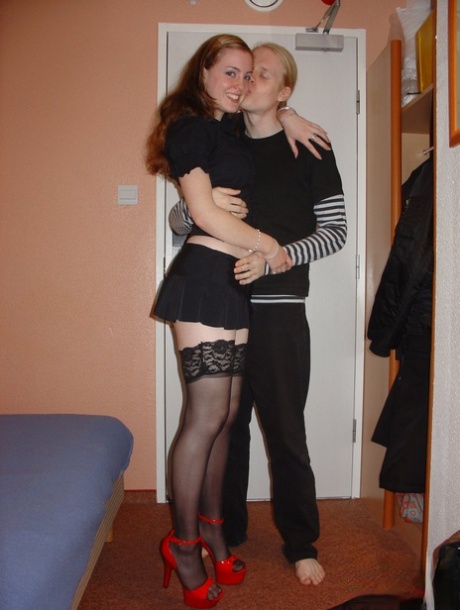 De Britse roodharige Beatrix Bliss en haar vriend strippen om te neuken in een hotelkamer