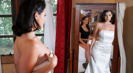 Lasirena69 has a final lesbian fling with Sofi Ryan before her wedding