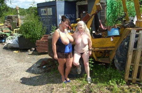 Толстые пожилые дамы Грудастые Ким и Эйприл занимаются сексом втроем среди сельскохозяйственной техники