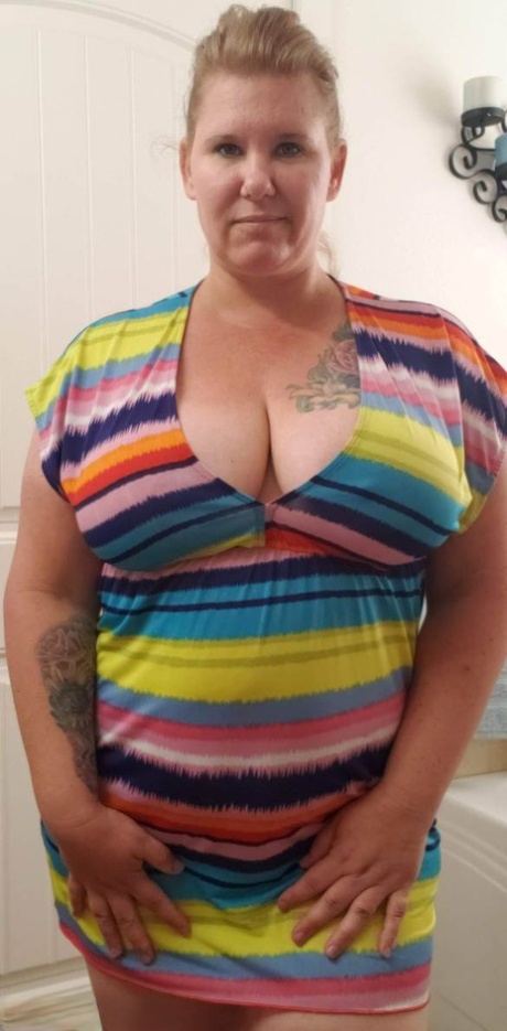 La matura BBW Kris Ann si toglie il vestito prima di fare la doccia nuda