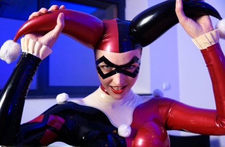 Solomodellen Harley Quinn poserar för en nakenbild i en dräkt av latex