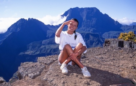 La brune Tania Russof se fait gangréner par des touristes dans les montagnes.