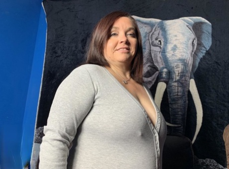 Obézní amatér Sexy NE BBW ukazuje její velký zadek po rozšíření její kundičky