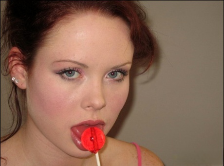 Den unge rødhårede Lana slikker på en sugekopp iført rosa babydukkeundertøy