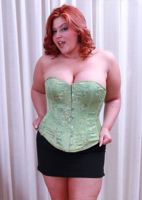 Gorgeous BBW Superstar Eden 38DD primps selbst in den Spiegel, wie sie beugt