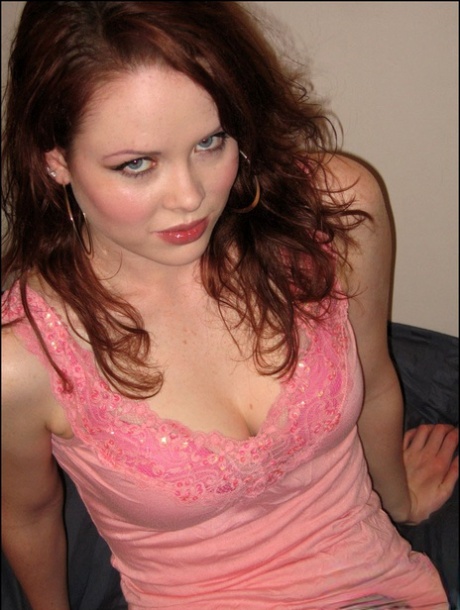 Rudowłosa nastolatka Lana idzie topless w różowych majtkach, choć w drażniący sposób
