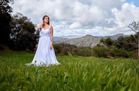 A modelo do Centerfold Ali Rose mostra a sua beleza nua numa ponte de madeira para lado nenhum.