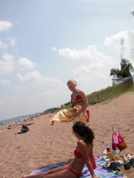 Compilation de filles enregistrées secrètement à la plage en bikini