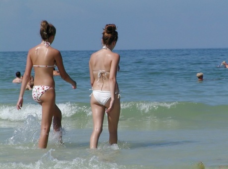 Unas jóvenes se graban en secreto metiéndose en el mar en bikini