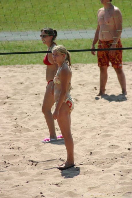 Samling av amatörflickor som hänger på stranden i bikini