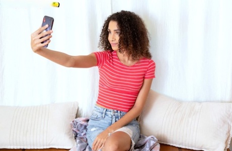 Den søte amatøren Gia Gelato tar en selfie før hun blottlegger A-puppene sine.