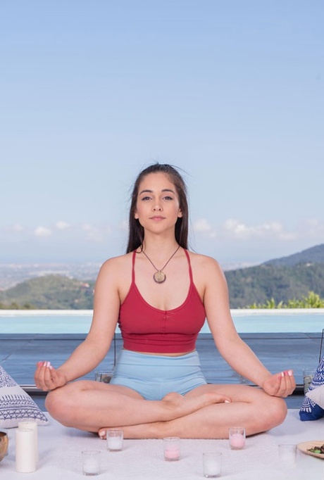 Brunette teen Ginebra Bellucci meditates before licking two cocks at once