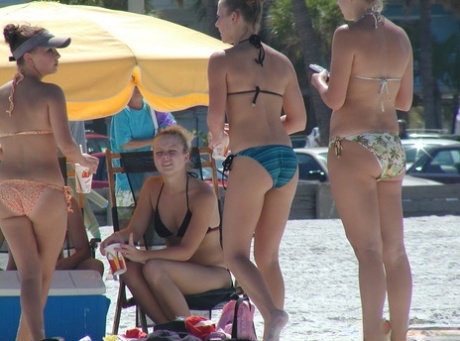 Compilatie van blanke tieners die in bikini op het strand rondhangen