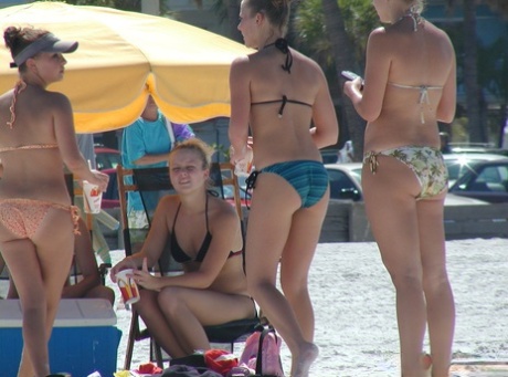 Compilation di adolescenti caucasiche in spiaggia in bikini