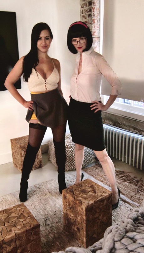 Lesbiske kvinner, Tindra Frost og Julia, kler av seg i undertøy og nylonstrømper.