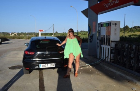 Gruesa amateur Chrissy desnuda expone sus tetas y culo en una gasolinera