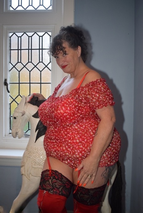 Fed bedstemor viser sine enorme bryster og store røv i overknee-støvler