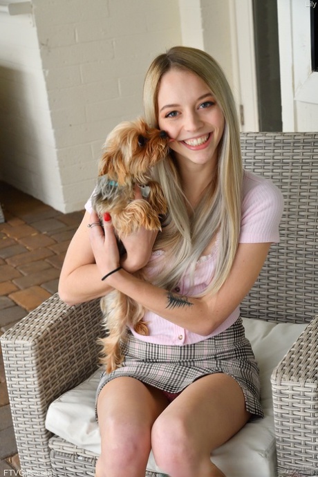 La dulce adolescente Lily deja a un cachorro antes de juguetear con su hermoso coño
