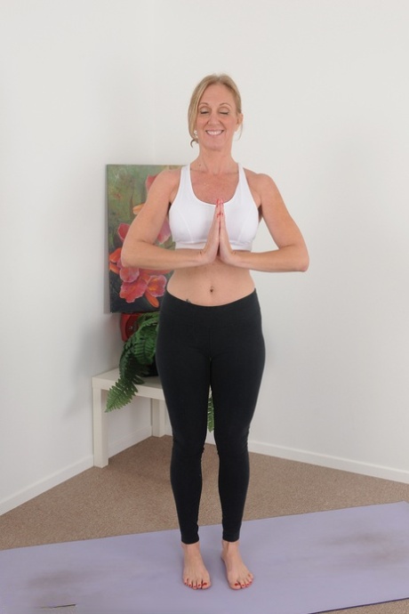 Fit 30 plus Frau Jenna Covelli doffs Spandex Kleidung für nackte Yoga-Sitzung