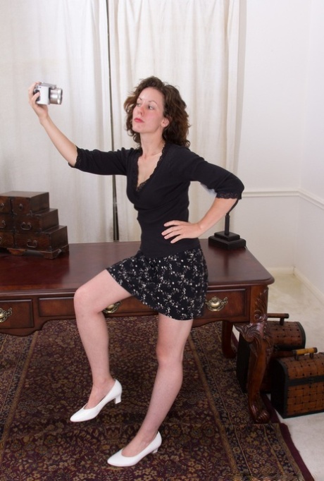 La chica amateur Candy Smith se hace selfies con su castor expuesto durante los primeros planos