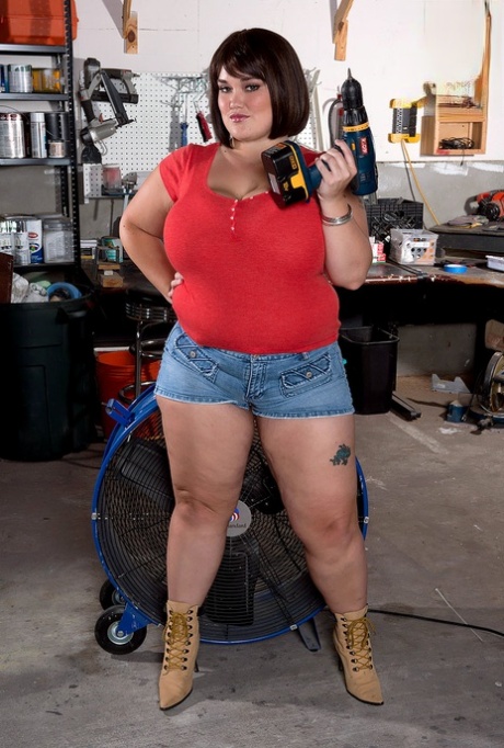 Lisa Canon, una BBW, mette in mostra i suoi enormi seni nel negozio di attrezzi del suo uomo
