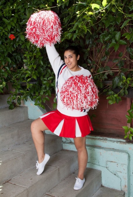 Sexy Latina Cheerleader Streifen im Freien zu zeigen, ihre haarigen Achselhöhlen & Pussy