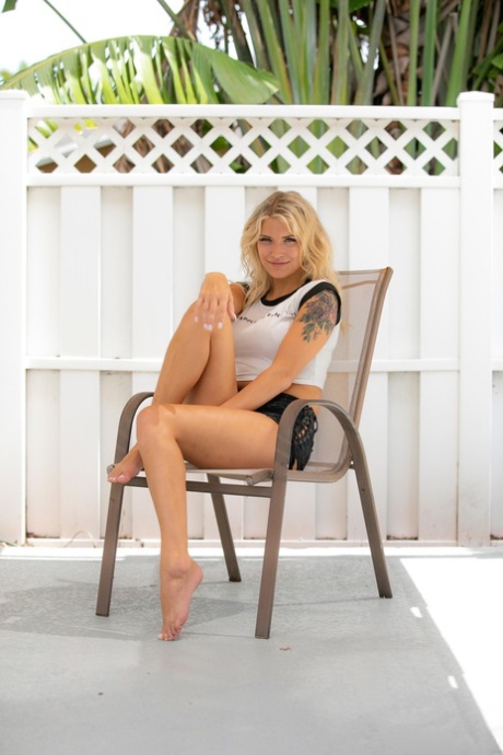 La bionda amatoriale Jade Bentley debutta nuda su una sedia del patio