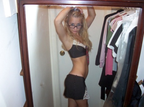 A adolescente loira Kylie tira selfies SFW em topless em frente a um espelho