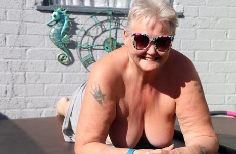 Fat nan Valgasmic Exposed leker barbeint med puppene sine i hagen