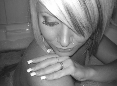 Блондинка демонстрирует свою сексуальную попку во время самострела в ванной