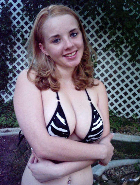 Amatørmodellen Sara poserer i bikini i en baghave.